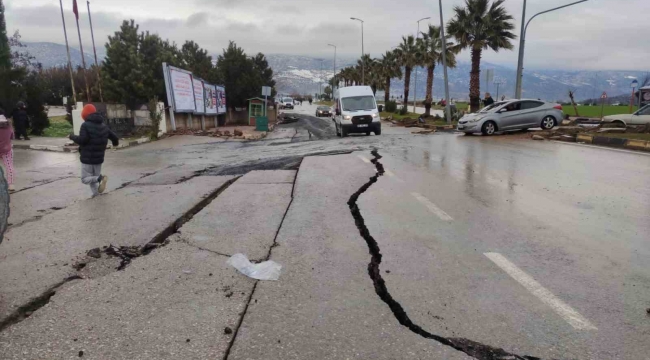 Gaziantep'te deprem sonrası hastanesi bahçesi ve yoldaki asfalt böyle ayrıldı