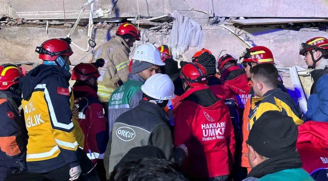 Hakkari ekibi baba ve kızını sağ kurtardı