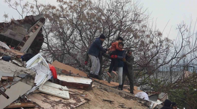 Hatay'da bir çocuk depremden 18 saat sonra sağ kurtarıldı