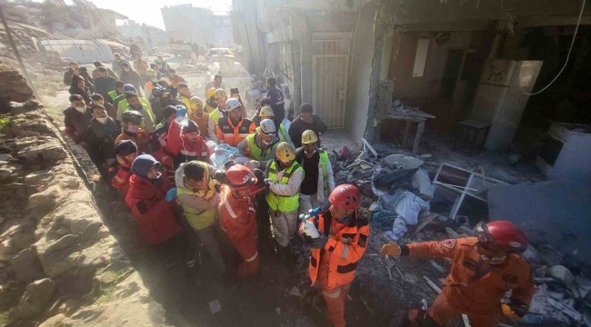 Hatay'da bir kadın ve iki çocuk 228. saatte sağ olarak kurtarıldı