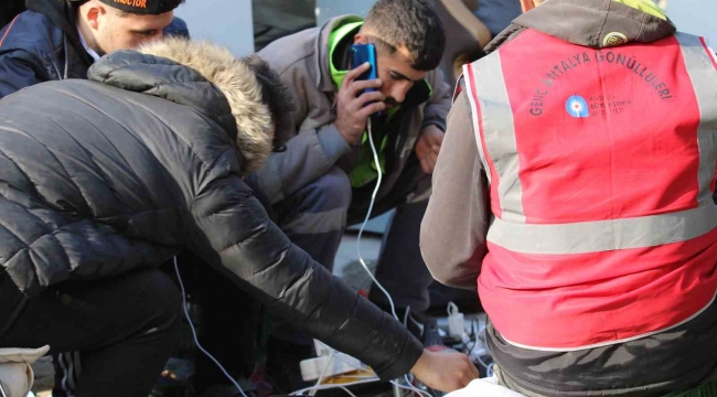 Hatay'da depremzedeler mobil şarj istasyonlarına akın ediyor