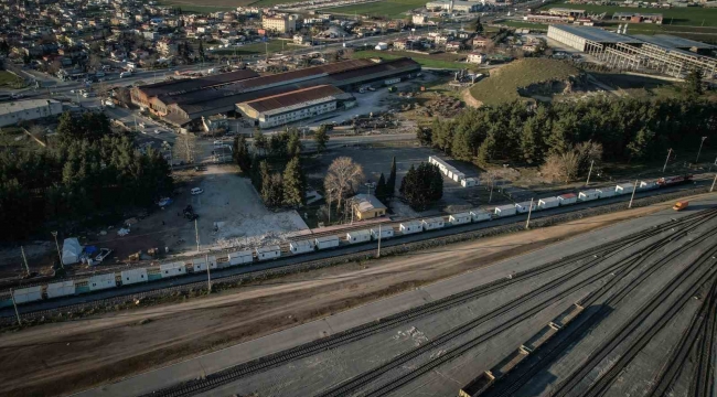 Kahramanmaraş'a tren yoluyla gönderilen yüzlerce konteyner ev havadan görüntülendi