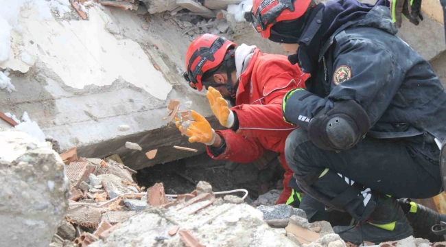 Kahramanmaraş'ta Nermin Teyze 24 saattir enkaz altında kurtarılmayı bekliyor