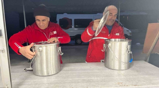 Mehmetçiğin pişirdiği ekmek ve çorbaları 39'uncu Mekanize Piyade Tugay Komutanlığı dağıttı