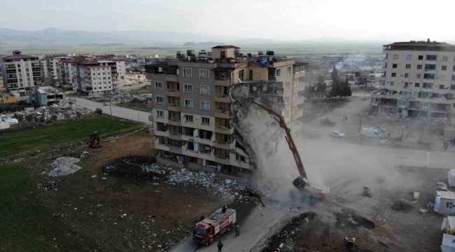 Nurdağı'nda ağır hasarlı binaların yıkımı sürüyor