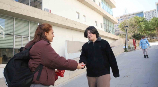 Üniversite öğrencileri kendi malzemelerini depremzedelere bırakıyor