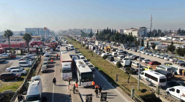 Yerle bir olan Hatay'a tırlar ile adeta yardım yağıyor