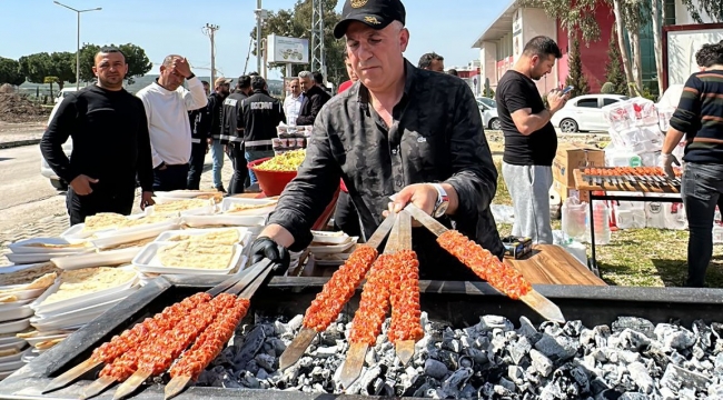 Adanalı kebapçı deprem bölgelerine giderek kebap yapıyor