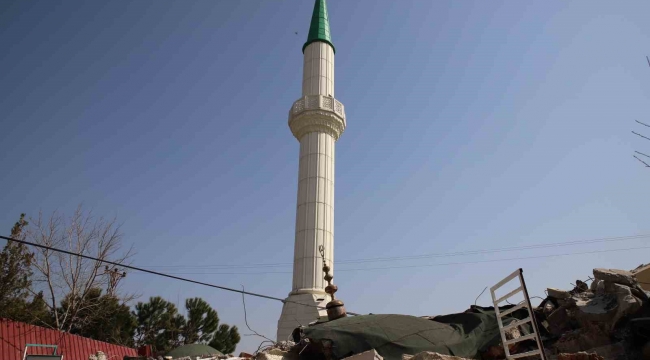 Cami yıkıldı, minaresi ayakta kaldı