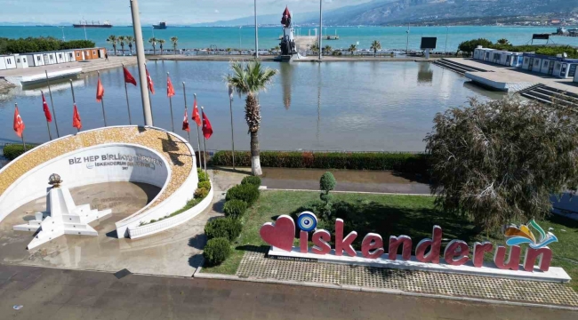 Denizin taştığı İskenderun'da son durum havadan görüntülendi