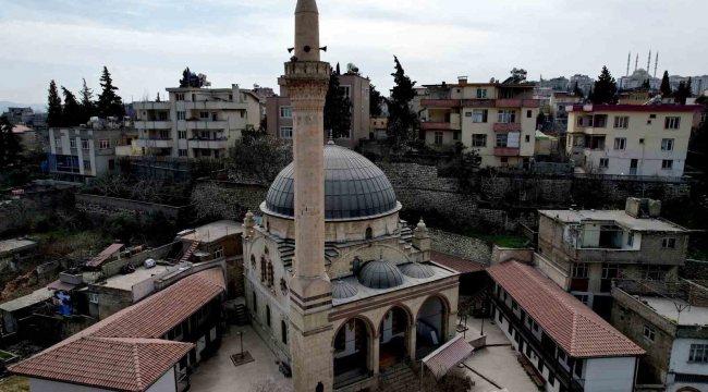 Depremden önce turist akınına uğruyordu, şimdilerde yanından korkarak geçiliyor