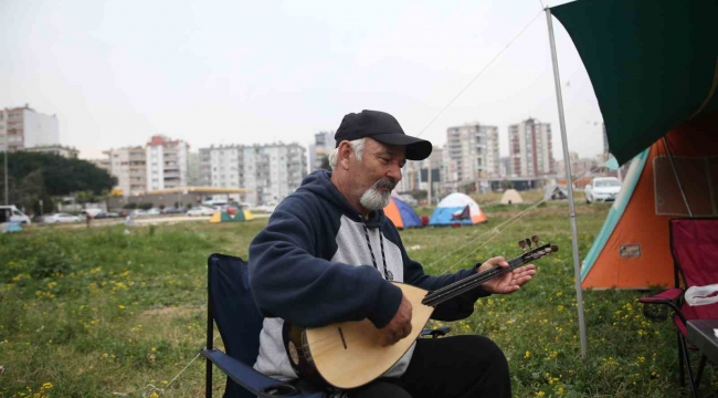 Depremzede günlerini saz çalarak geçiriyor