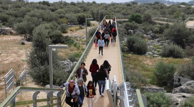 Depremzede kadınlar Mersin'in tarihi ve kültürel yerlerini gezdi