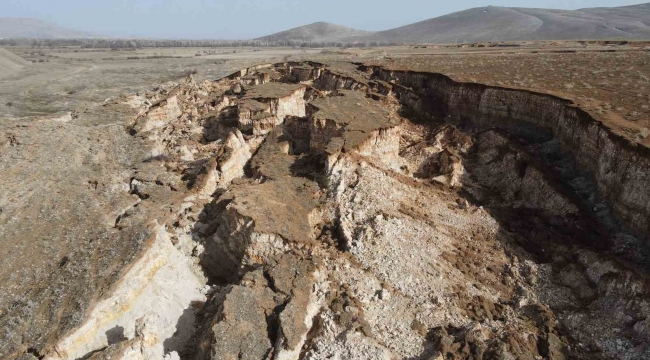 Fay hattının başlangıcındaki arazide oluşan devasa yarıklar dronla görüntülendi