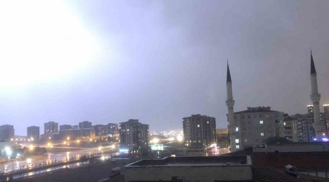 Gaziantep'te şiddetli dolu yağışı kenti beyaza bürüdü