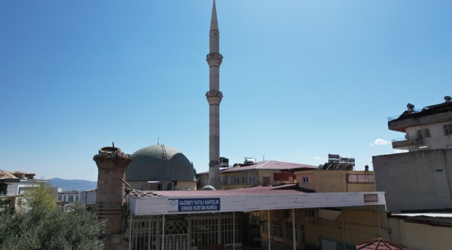 18. yüzyılda yapılan caminin taş minaresi yıkıldı, beton minaresi ayakta kaldı