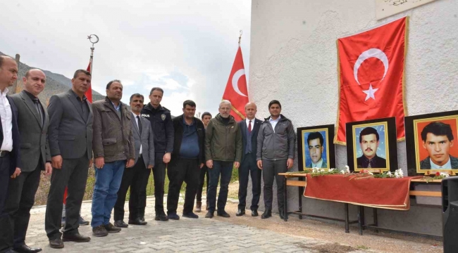 27 yıl önce şehit edilen öğretmenler, okullarında dualarla anıldı