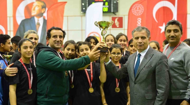 Adana'da hentbolda Orhangazi Ortaokulu erkek ve kız takımları il birincisi oldu