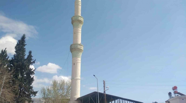 Ağır hasarlı caminin minaresi kontrollü olarak yıkıldı