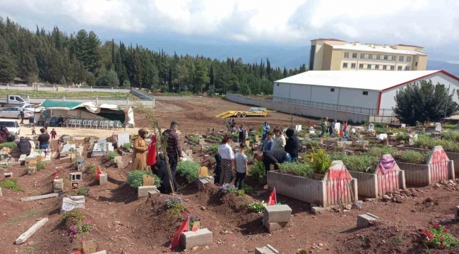 Deprem hüzünlü hikayeler bıraktı: Yakınlarını kaybedenler mezarlıkları ziyaret etti