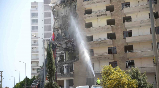 Depremlerde Mersin'de ağır hasar alan binanın yıkımına başlandı