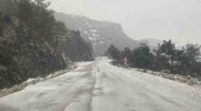 Dolu köyler arası bağlantı yolunu beyaza bürüdü