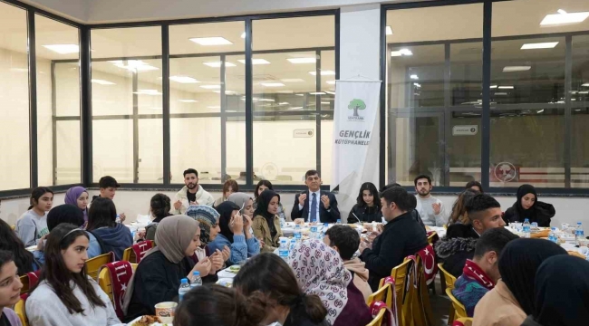 Fadıloğlu, öğrencilerle iftar açtı