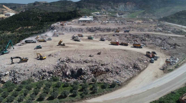 Hatay'da 1 milyon 400 bin ton molozun döküldüğü vadi havadan görüntülendi