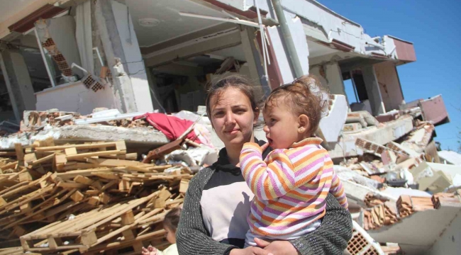 Hatay'da 3 katlı binanın depremde yıkılmasını paletler önledi