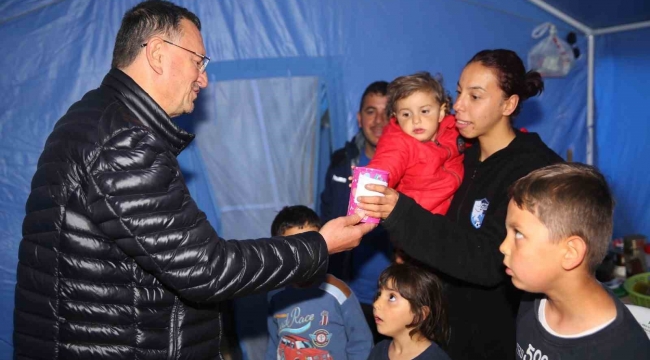 İki kardeşin gönderdiği kumbara depremzede 4 kardeşe teslim edildi