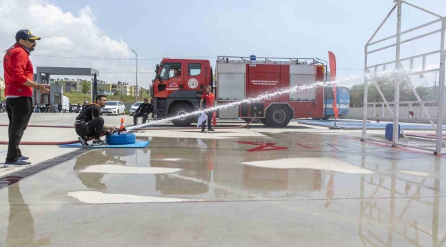 Mersin Büyükşehir Belediyesinin itfaiye eri alımında uygulamalı sınav başladı