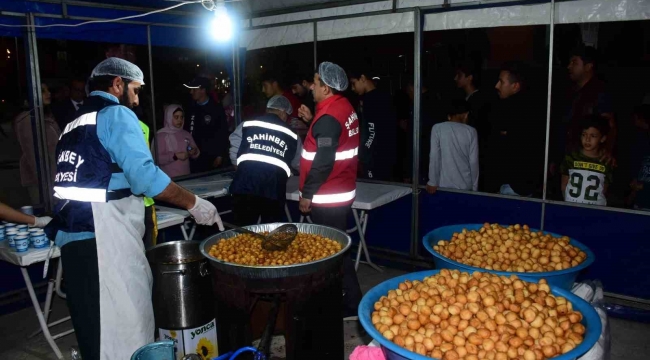 Şahinbey'den Kadir Gecesi'nde lokma tatlı ikramı