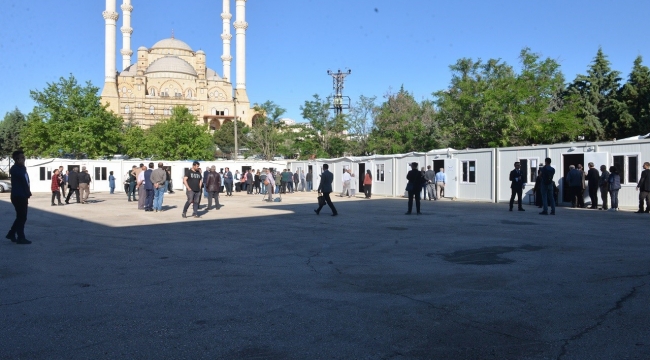 Depremin merkez üssü Kahramanmaraş'ta vatandaşlar oy kullanmaya başladı