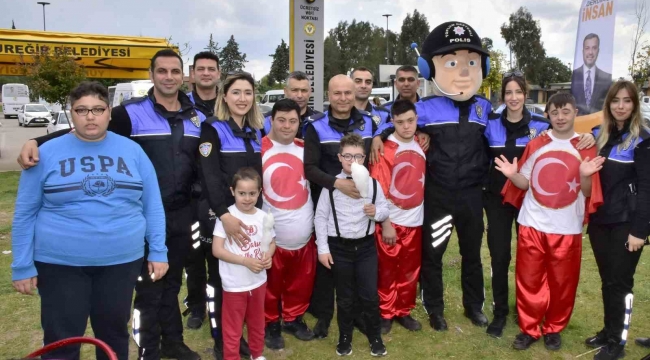 Polis, engelli çocukları unutmadı