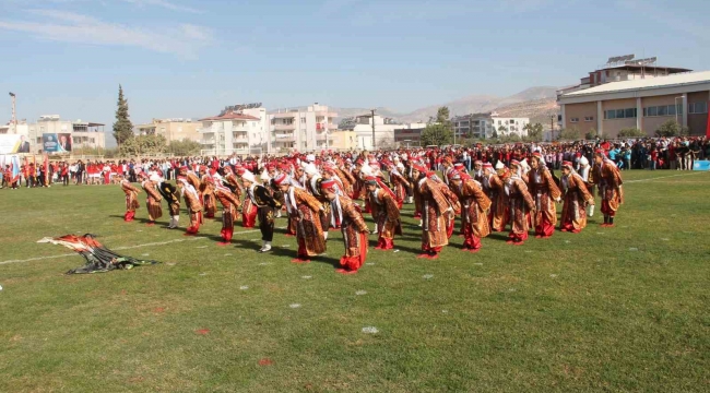 Cumhuriyet'in 100'üncü yılında 100 öğretmen zeybek oynadı