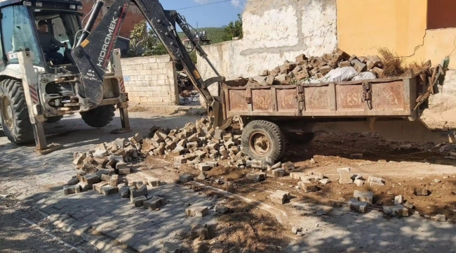 Hassa Belediyesi, depremden zarar gören cadde yoluna parke taşı döşedi