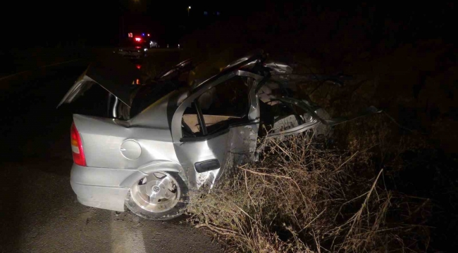 Kahramanmaraş'ta direğe çarpan otomobil ortadan ikiye ayrıldı: 1 ölü, 1 ağır yaralı