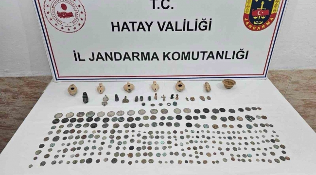 Şüpheli şahsın evinden çok sayıda tarihi eser, silah ve mühimmat çıktı