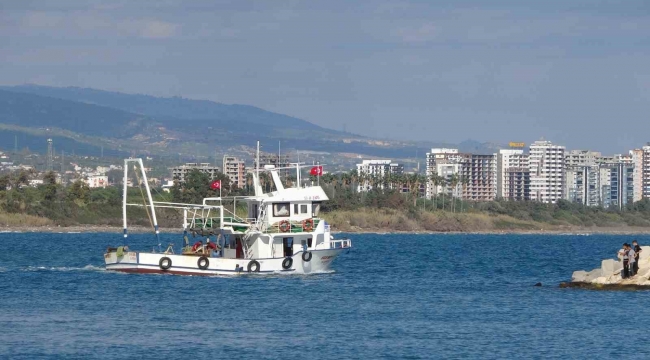 Akdeniz'de fırtına sonrası tekneler açılmaya başladı