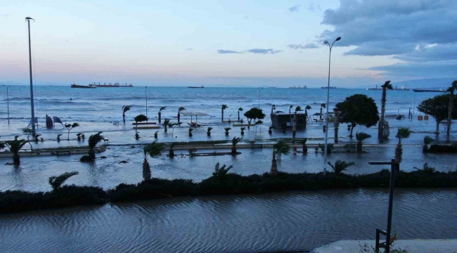 Deprem sonrası 1 metreyi bulan çökmenin yaşandığı İskenderun Körfezi'nde denizle kara birleşti