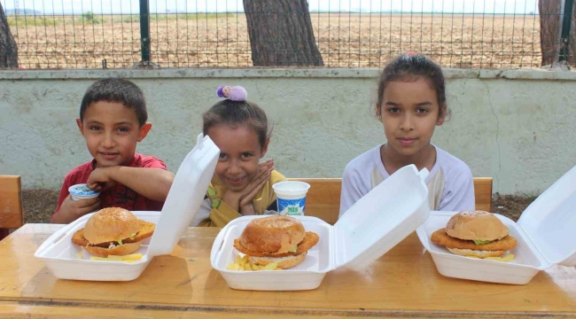 Jandarmadan depremzede çocuklara hamburger ikramı