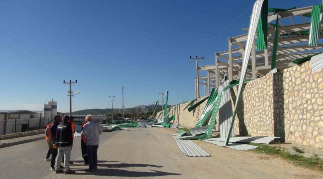 Mersin'de şiddetli rüzgar fabrika inşaatı çatısını uçurdu