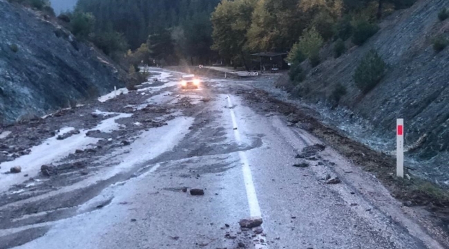 Şiddetli yağış heyelana neden oldu, yollar kapandı