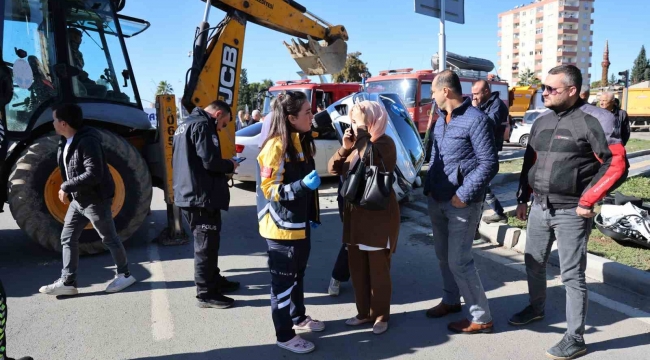 Yan yatan otomobilde sıkışan yaşlı kadın kurtarıldı, kızı annesini sayıkladı