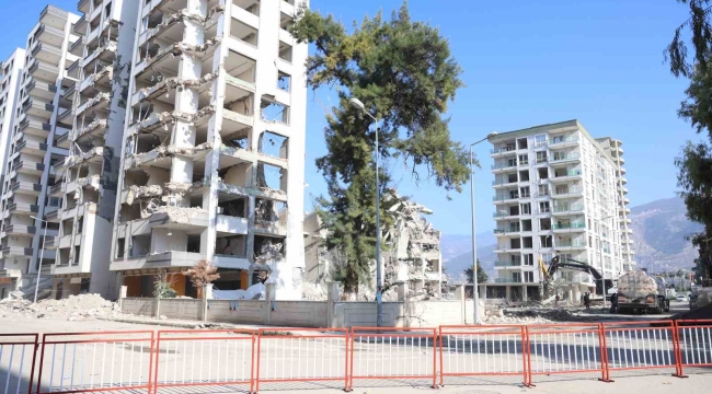 Ağır hasarlı binanın çökme riskinden dolayı yanındaki apartmanlar tahliye edildi