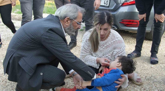 Doktor Başkan rahatsızlanan çocuğa müdahale etti