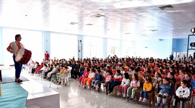 Mersin'de çocuklar tiyatro ile buluşuyor