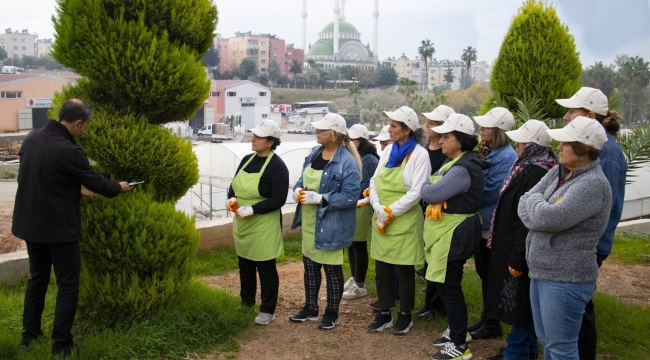 Mersin'de kadınlara uygulamalı budama eğitimi