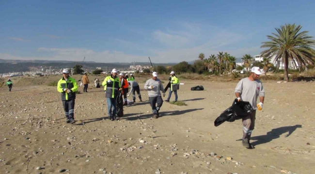 Silifke'de "Denizlere Mavi Yakışır" sloganı ile sahil temizliği yapıldı