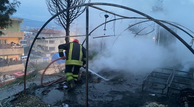 Antakya'da yanan çadır kullanılmaz hale geldi